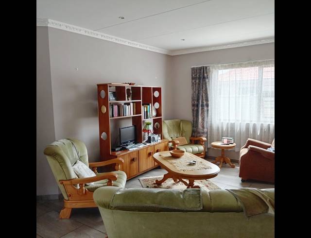 2 BEDROOM TOWNHOUSE FOR SALE IN VANDERBIJLPARK SW 2